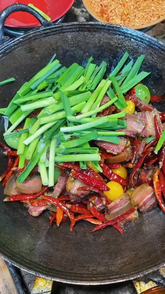 腊肉#今天伙食就这样了煮好的腊肉用葱焖一下香味十足想吃的欢迎估创