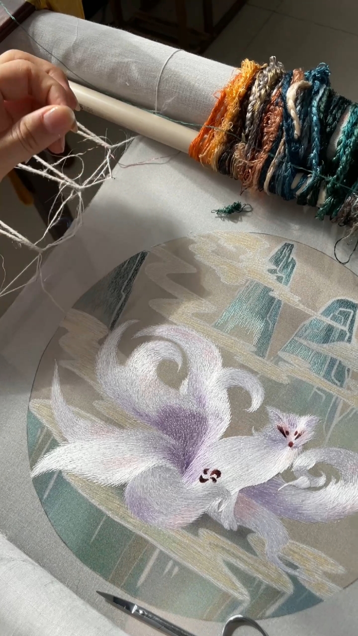 青丘的九尾血统最为高贵为东方青狐三个分支分别为南方赤狐西方白虎