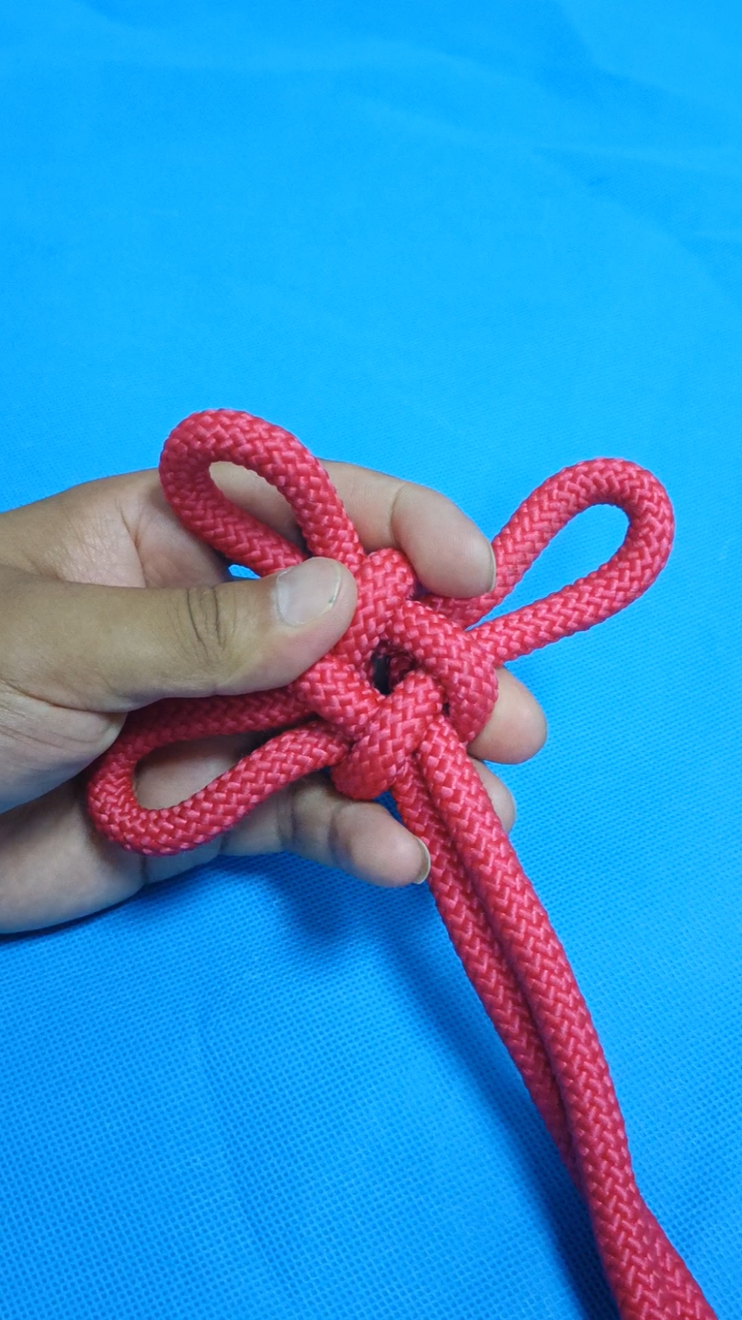 实用绳结#中国传统结点,万字结中国结打法!也俗称平安结!