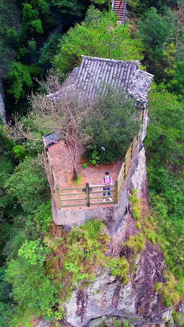 崖下库景区,"一览众山小"的近云观景台狭长的空中索道,无不让人心生