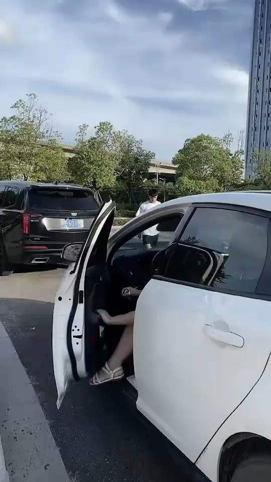 美女下车要记得锁紧车门再离开