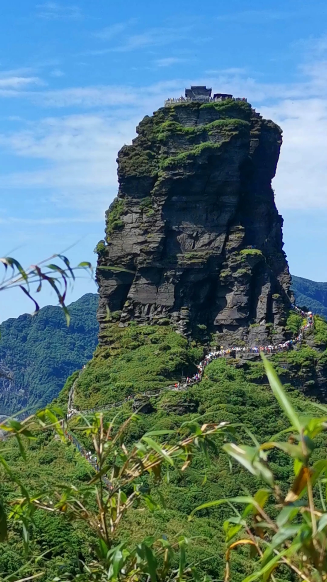 风景在路上#拜佛台,是梵净山一处绝佳观景点,背靠老金顶,直面红云