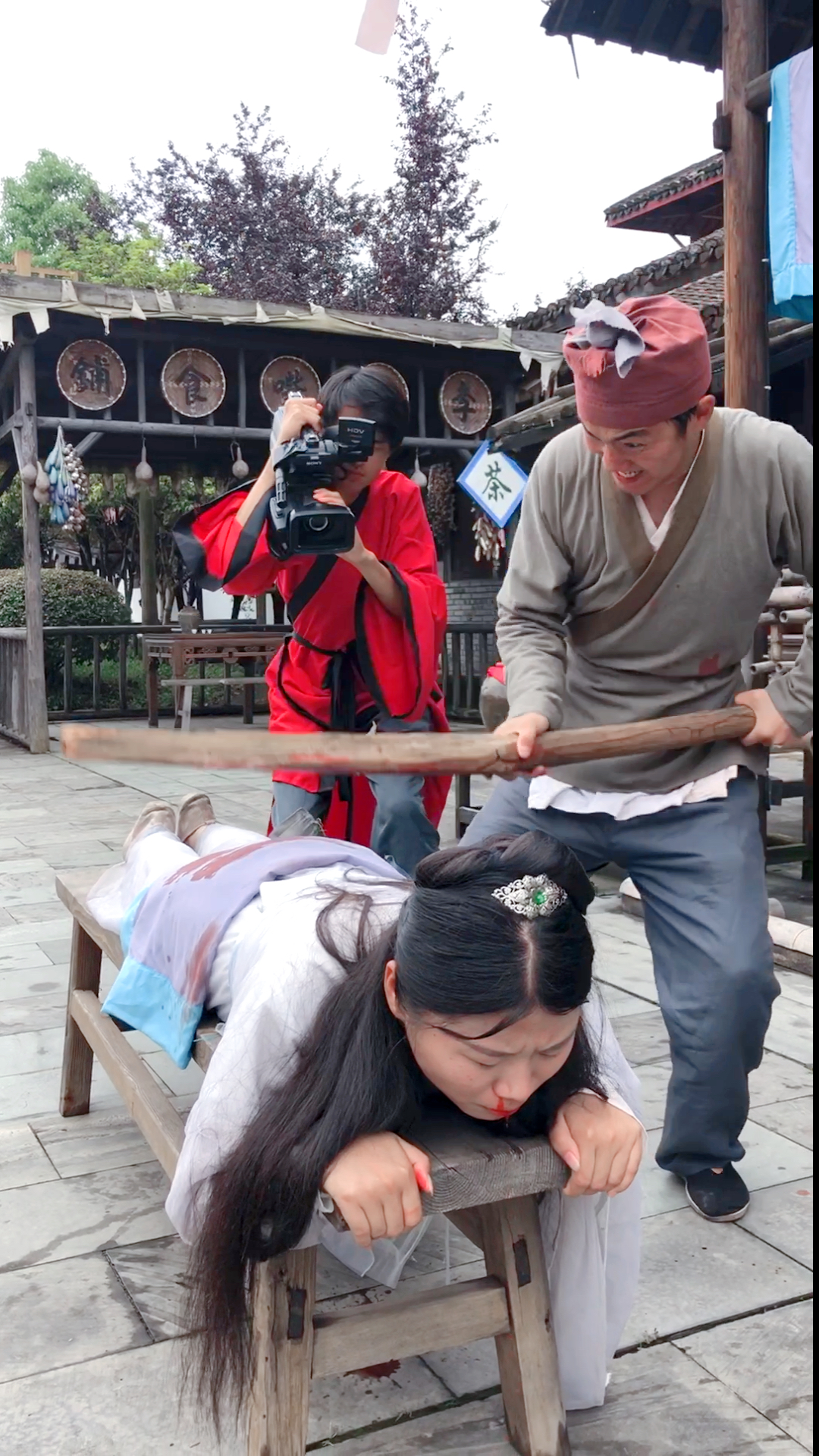 拍戏打板子就是这么演的