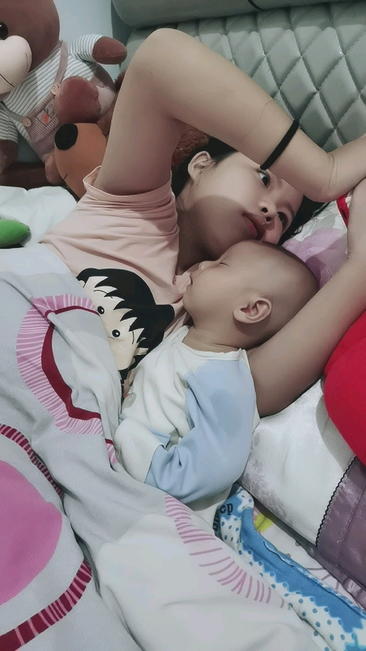 熊孩子的日常#这姐姐真是啥都不耽误啊