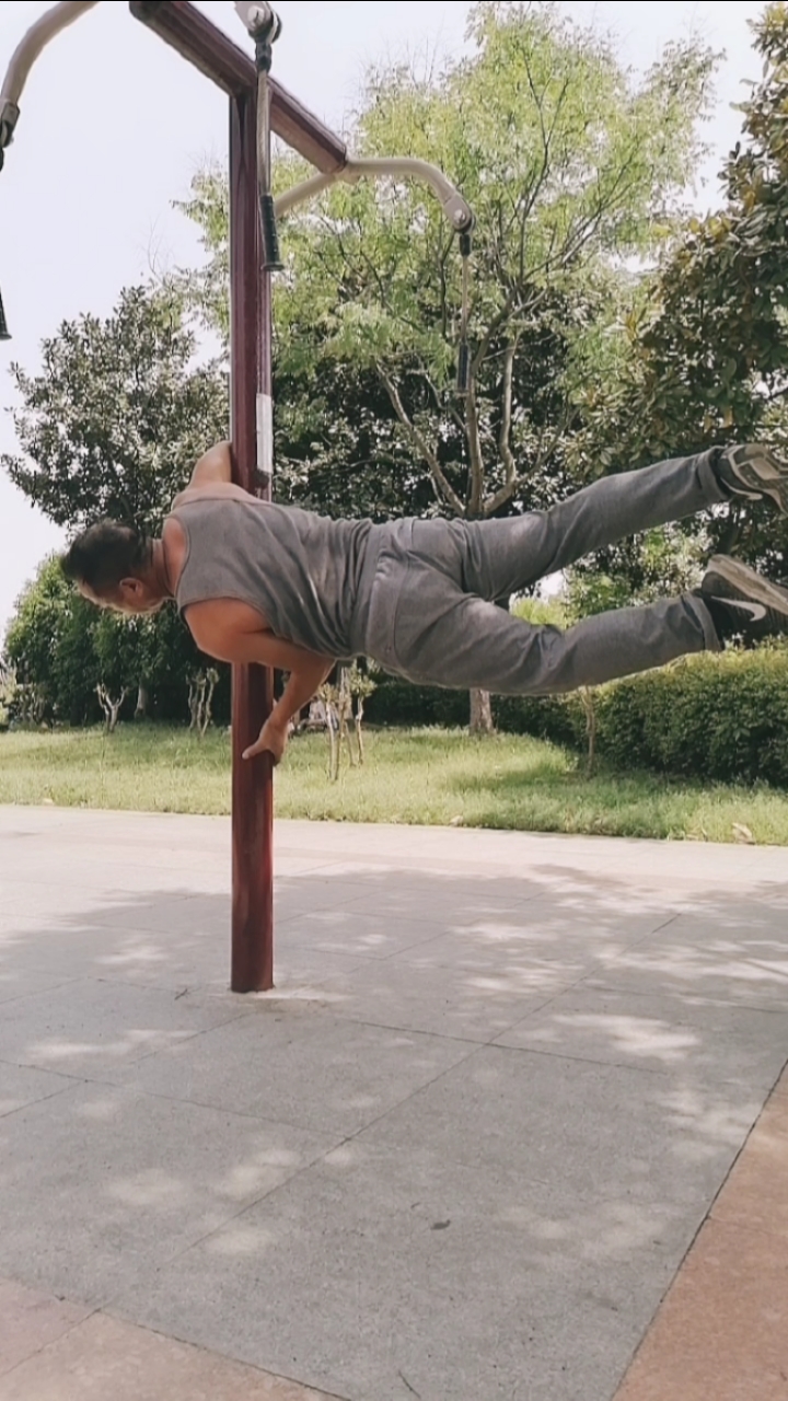 健身宁教练传递健身正能量#练习龙旗