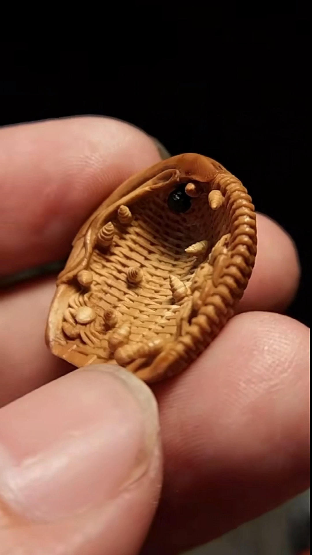 核雕#橄榄核,核雕螃蟹:寓意富甲天下或八方招财,纵横天下.