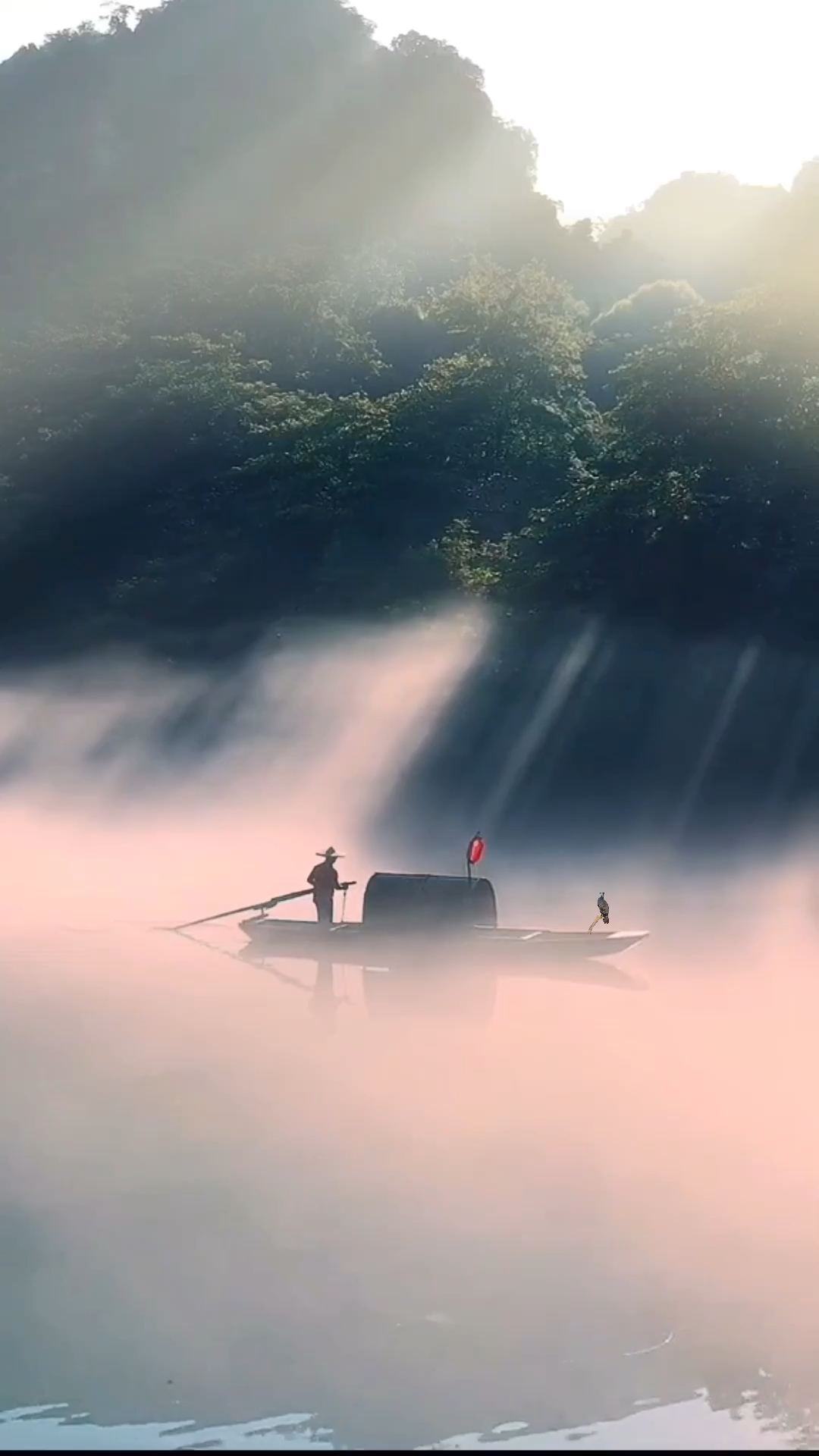 烟波江上一叶舟,宛若仙境画中游,寄情山水居世外,凡尘扰事不相愁.
