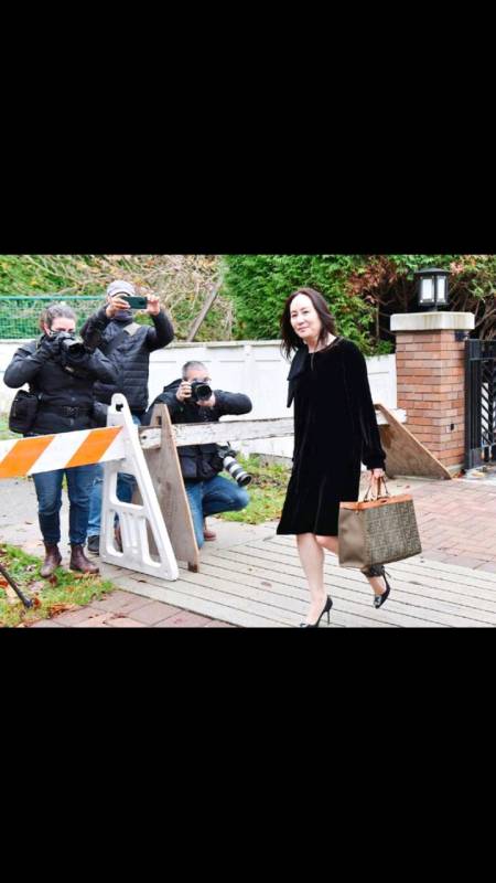 孟晚舟心思巧妙,造型百变就是不换包,最近现身都拎它,太百搭了-全民小