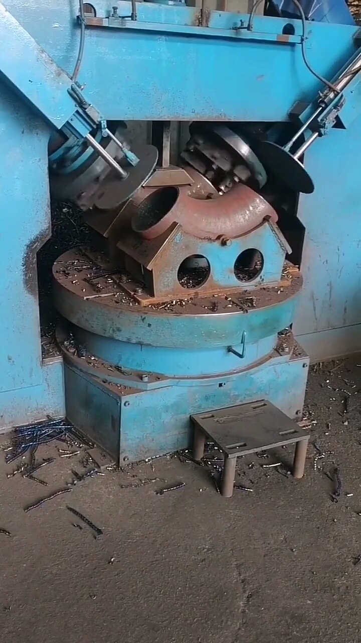 每天在公司,不出门参观,还真不知道有这先进的加工弯头设备来