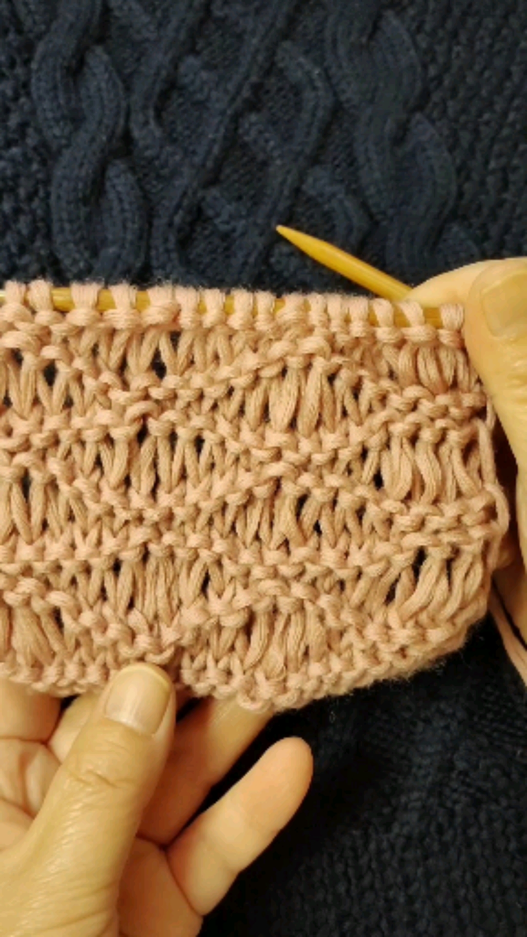 纯手工编织毛衣#波浪镂空花编织教程-度小视