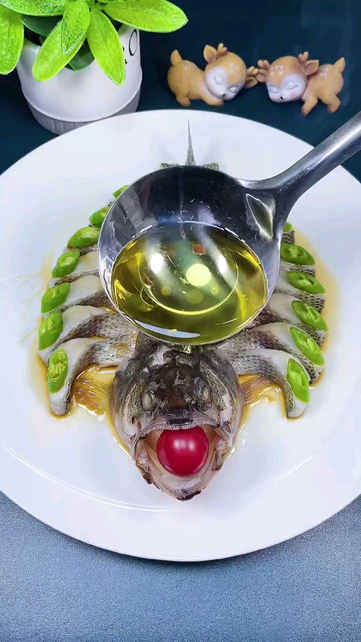 美食记鲈鱼别再清蒸了像我这样摆出造型来客端上桌太有面子了