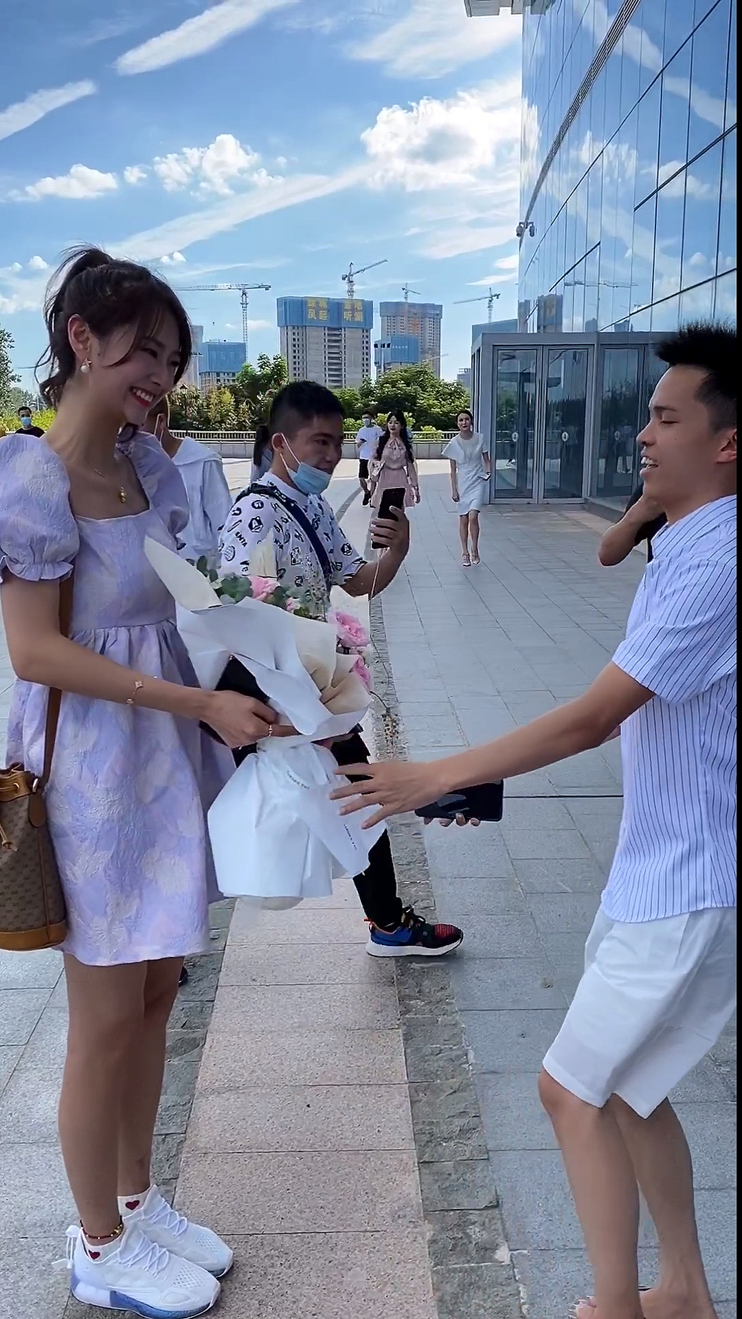 三哥拿着鲜花向朱莉求婚了