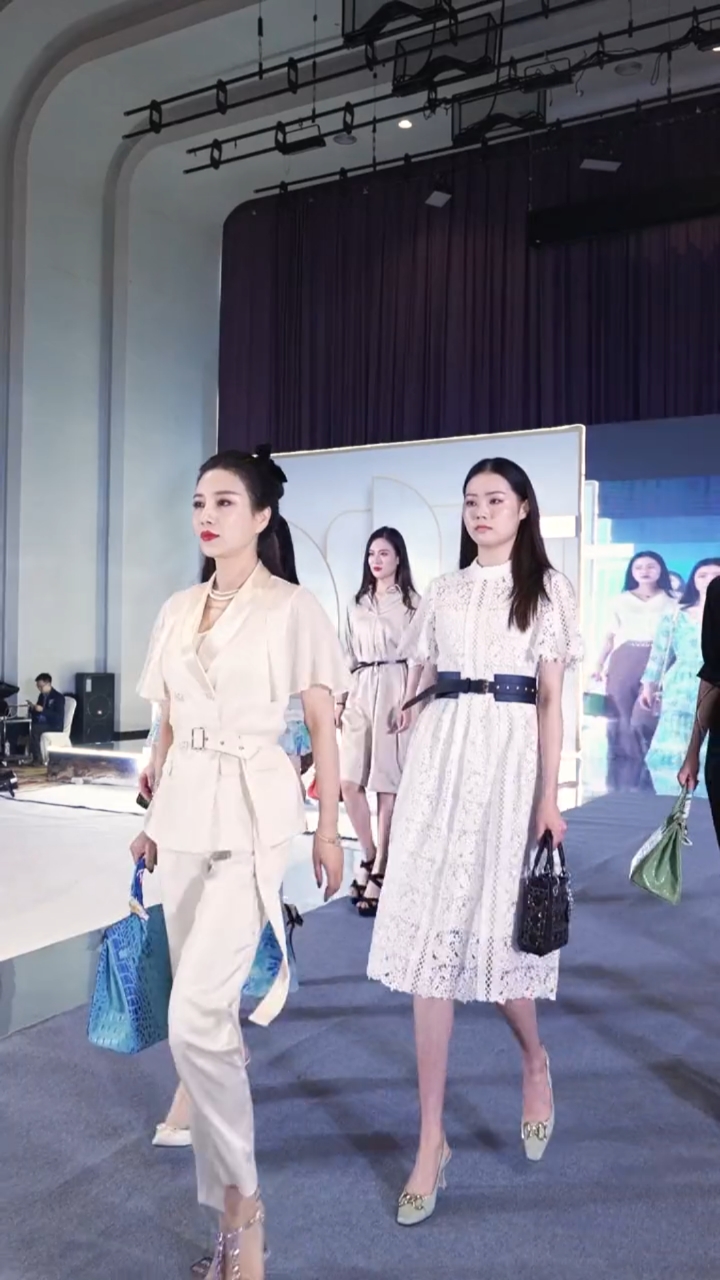 国岳时装周第2季,每一场的zhibo大叔和晓娅都精心准备!-度小视