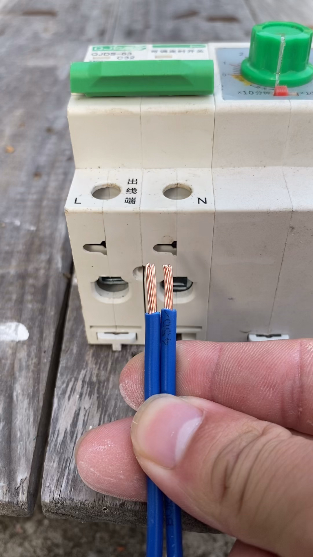 铜鼻子接线接空开接线就很牢固