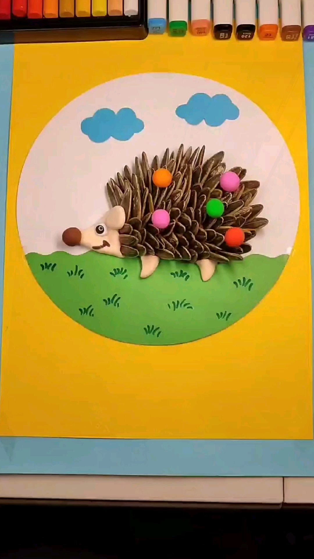 手工制作#用瓜子和粘土做一幅小刺猬创意画吧-度小视