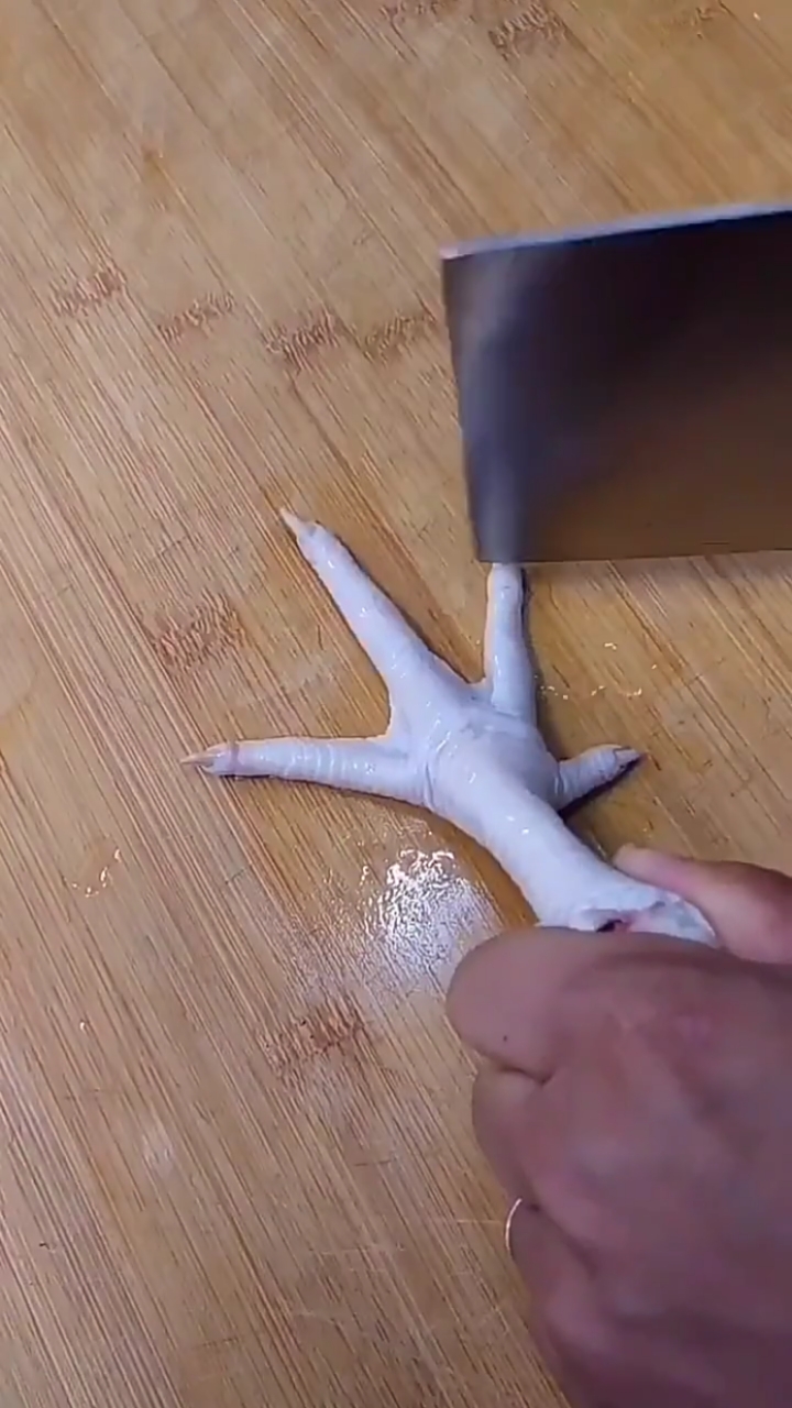 美食#先给鸡爪做个美甲不咯