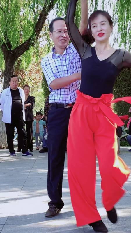 记录生活美女和大叔跳舞最开心