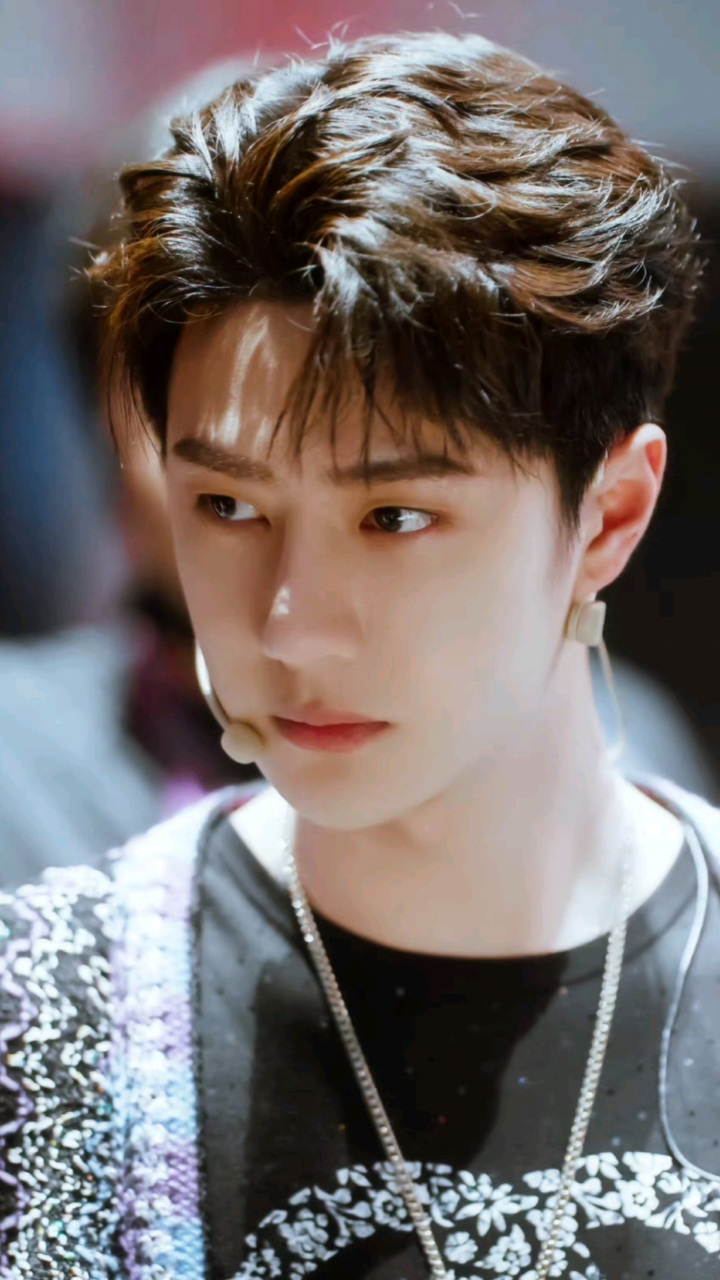 王一博#把两次王一博战队口号剪到了一起真的超酷,王队长越来越会耍