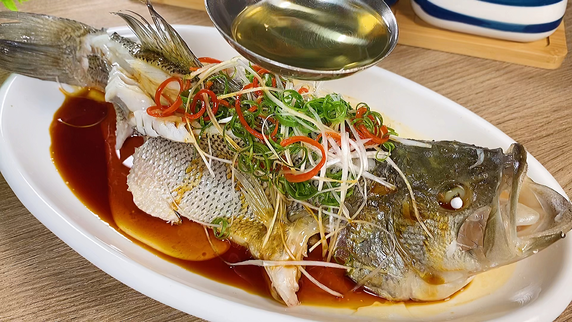 家里来客做这道清蒸鲈鱼,全家人都夸你是大厨.