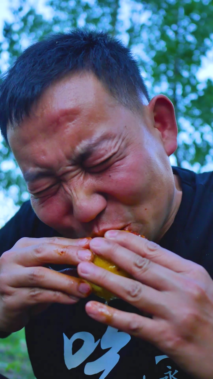 我是吃货#吃柠檬我是认真的,请原谅我不能吃酸的表情!