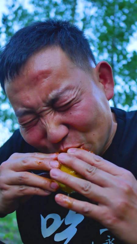 我是吃货#吃柠檬我是认真的,请原谅我不能吃酸的表情!