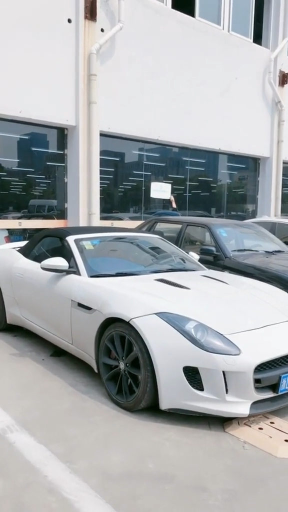 汽车那些事#参加大学同学聚会,开着这辆捷豹ftype,校花羡慕的眼光真