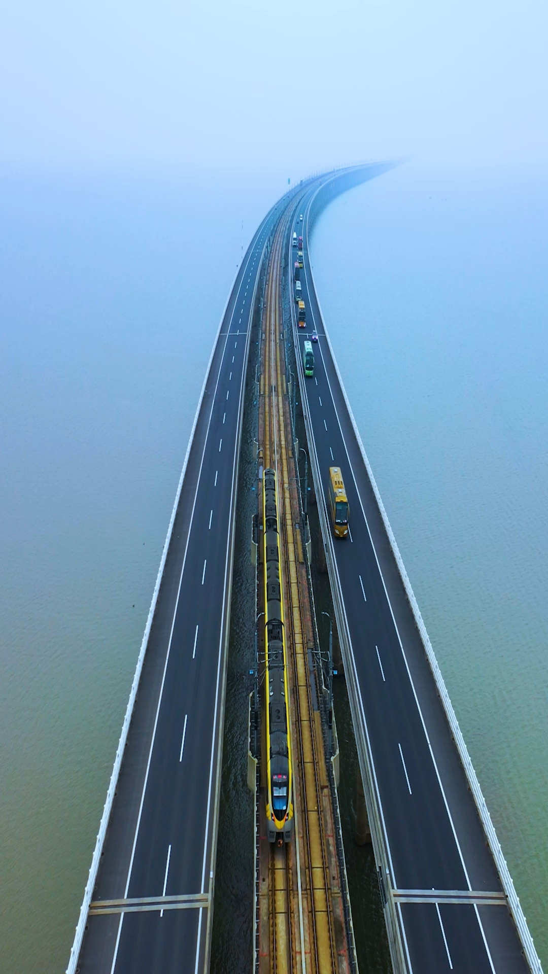 中间是轻轨,两边是公路,开往海上天空之境的列车就在南京石臼湖.