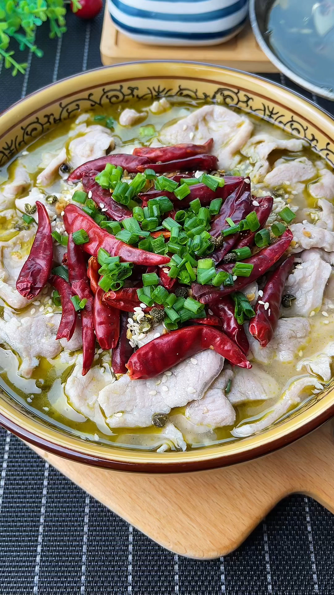 酸菜鱼大家都吃过今天这个酸菜滑肉大家肯定没吃过而且更好吃