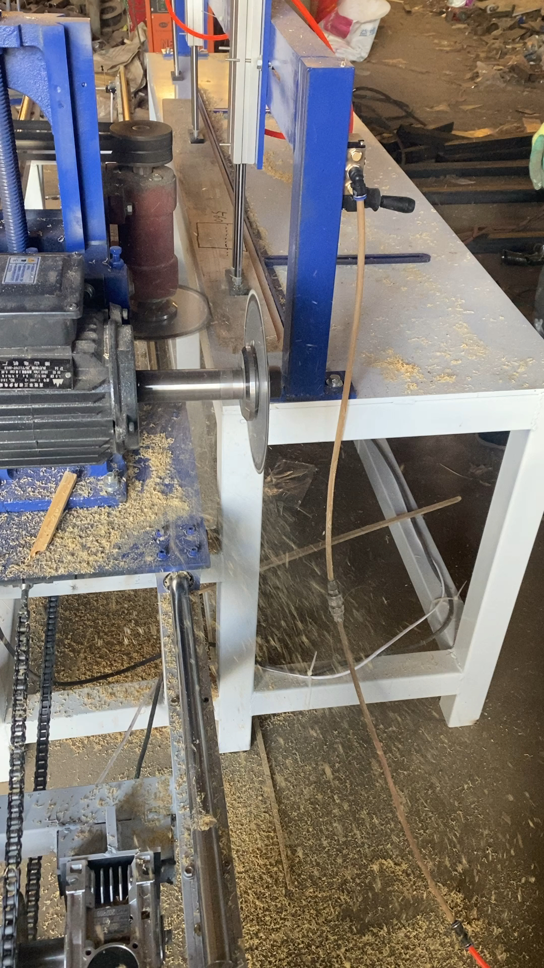 木工机械设备#木工自动开槽机加工长度1.8米自动开槽工人操作撬松