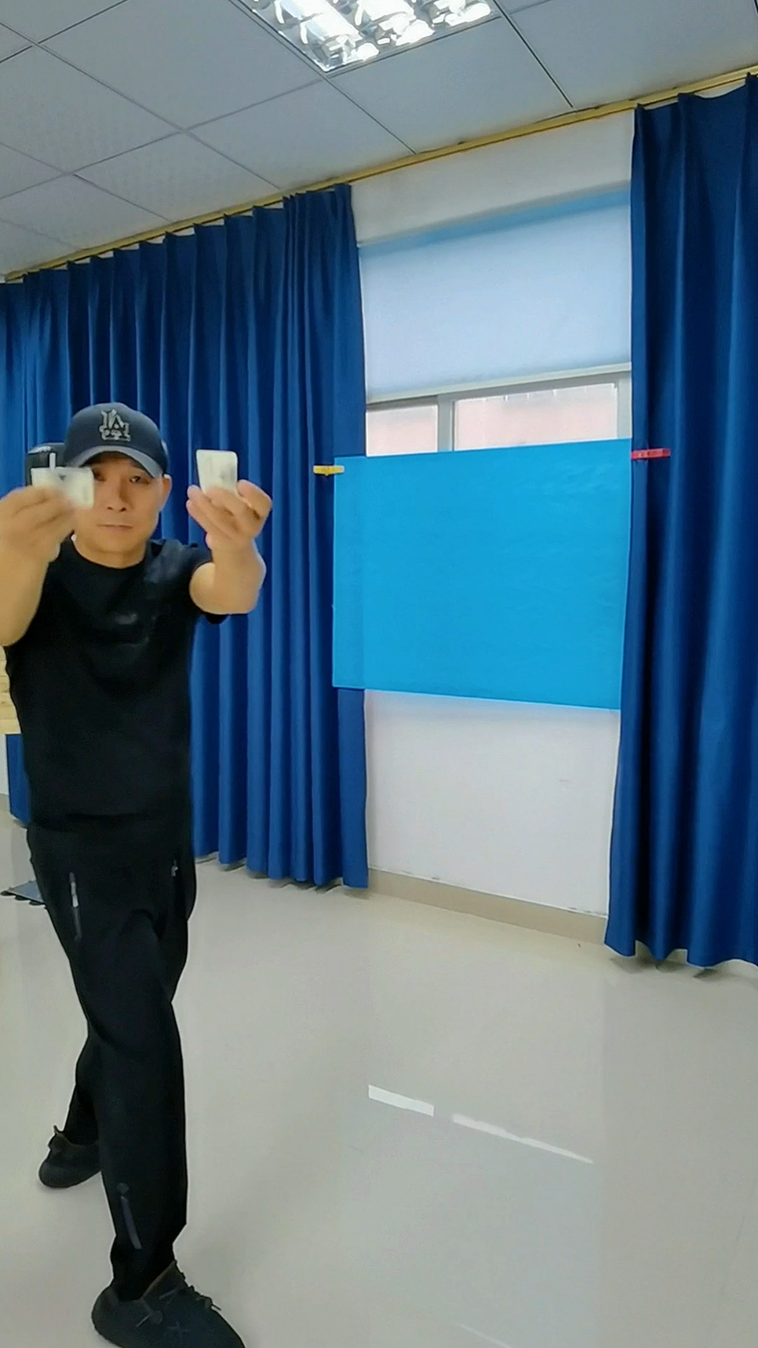 古有东方不败弹指飞针,现有左右开弓弹指飞牌,哪个更高一筹?