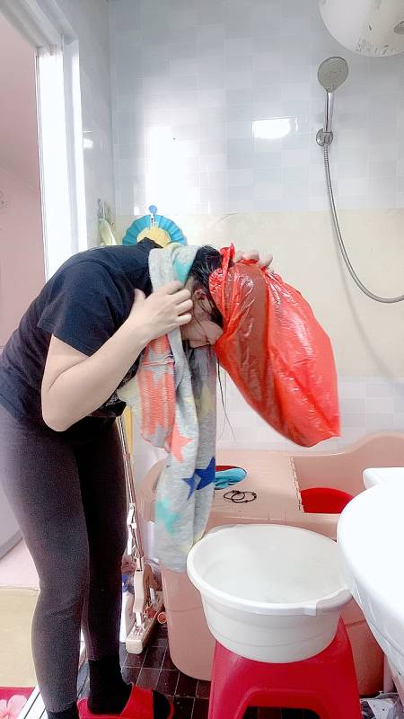 嫂子洗头忘记脱毛衣了,原来她是用这个办法脱的,聪明,我哥有眼光-全民