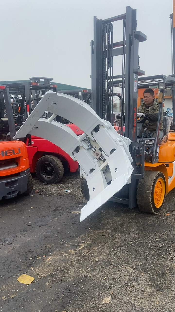 纸卷夹叉车圆抱夹叉车纸卷夹叉车安装叉车属具演示一下