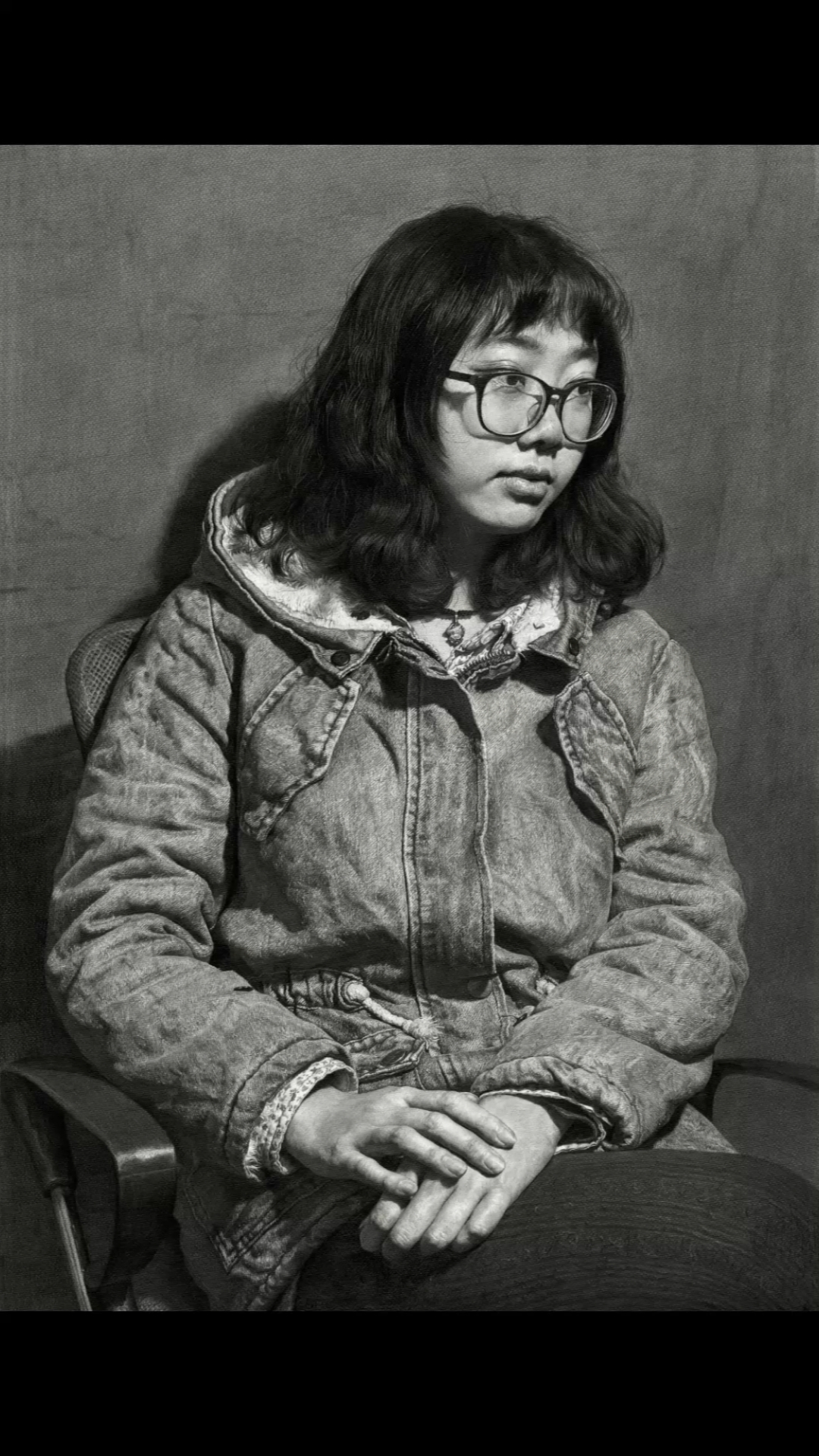 绘画#刘斌老师超写实素描作品《穿着牛仔衣的女青年》