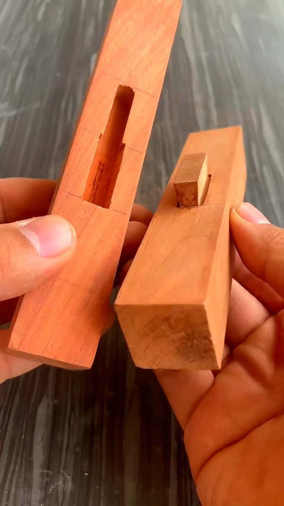 榫卯#燕尾榫走马销是红木家具里常见的榫卯结构!