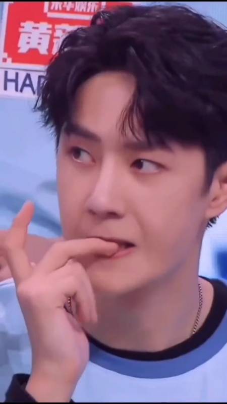 王一博#奇怪了,啃手指有什么好看的,不但好看还能接受,这手指一逗很