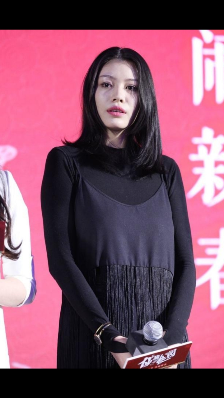 汪峰前妻不愧是模特,1米77身材叠穿吊带裙还提高腰线,长腿抢镜