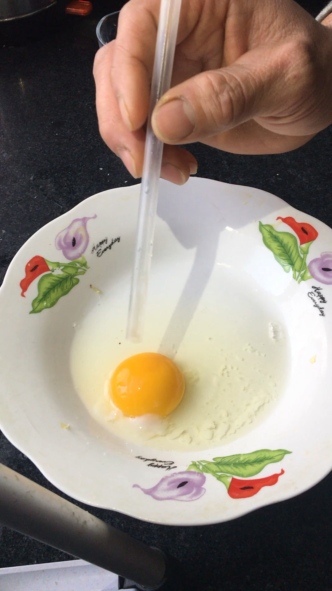 吸管吸生鸡蛋