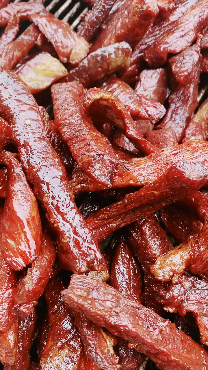 自制美食#今天刚刚做的炭烤风干牛肉干马上就出锅了!