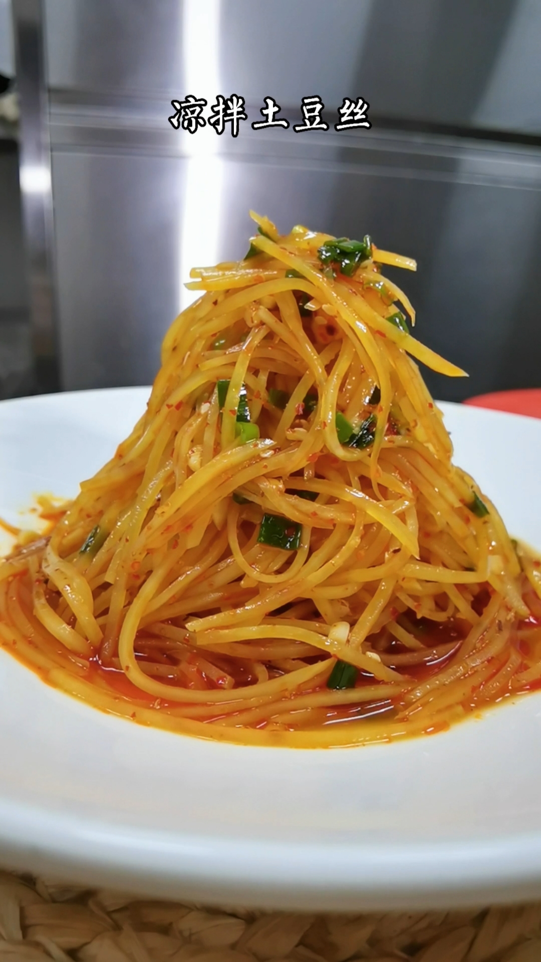 夏日炎炎一盘酸辣脆爽的凉拌土豆丝你一定要学会拌多少都可以吃光光