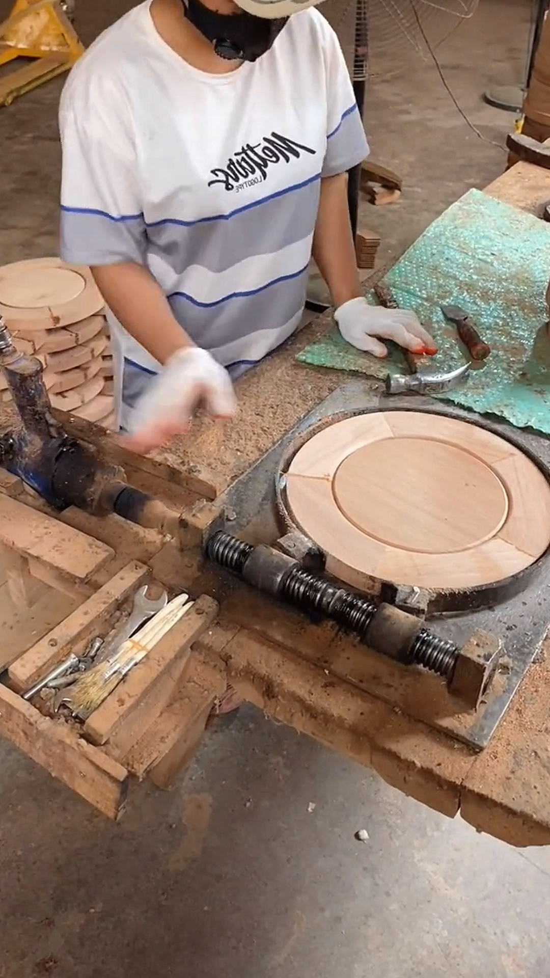 红木家具#一分钟带你了解,红木鼓凳是如何制作的?