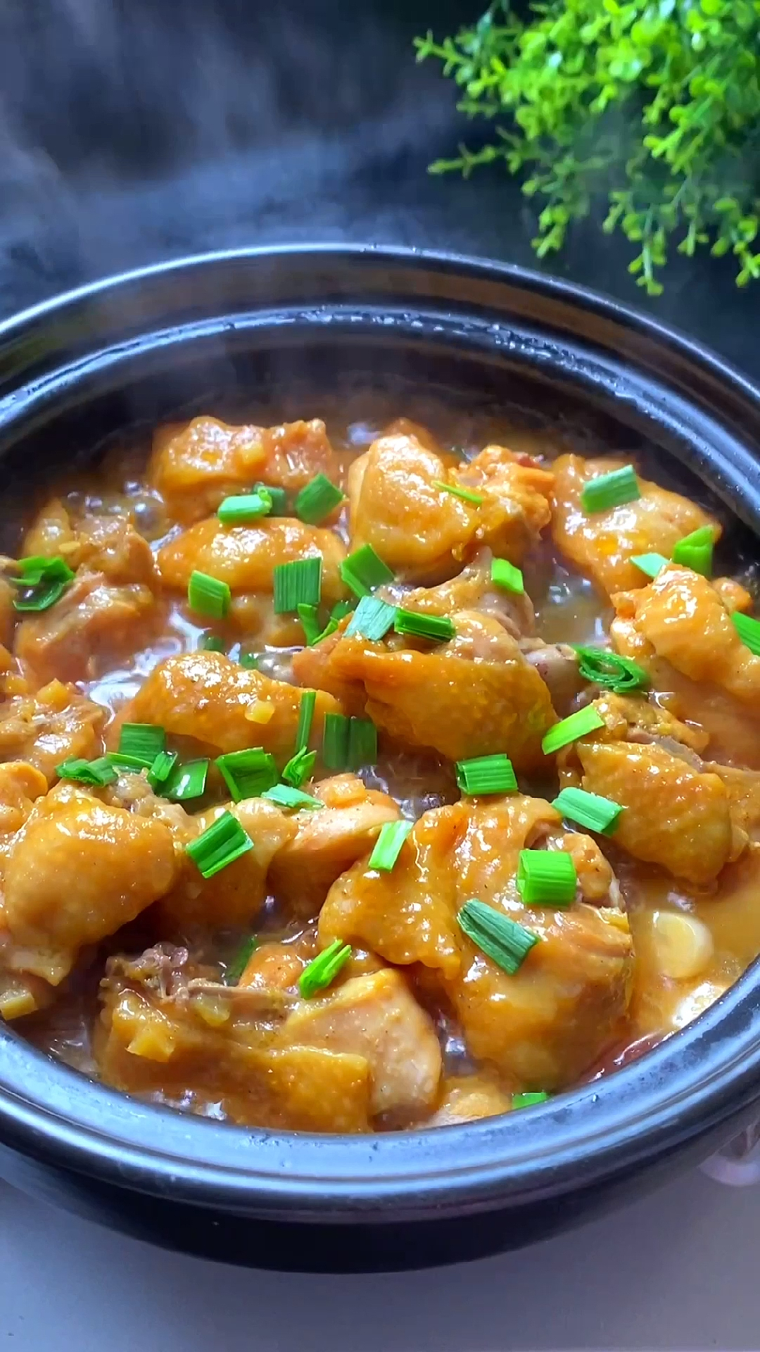 美食#逢年过节就会做的砂锅焗鸡,鲜嫩入味-度小视