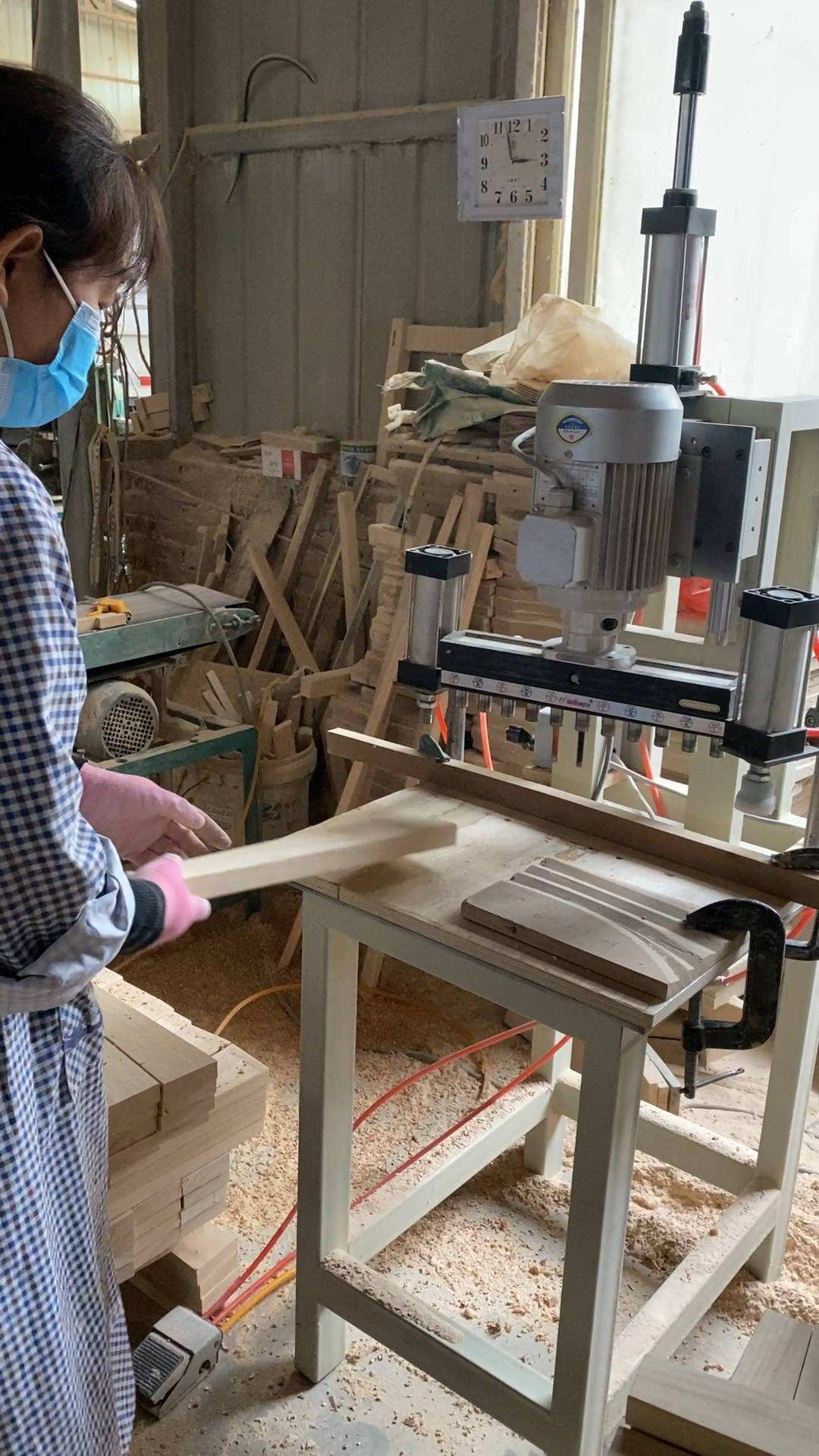 木工机械设备#木工立式排钻妇女也可以操作操作简单方便-度小视