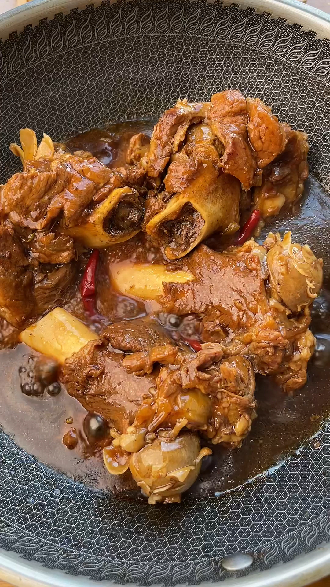 家里来客人你要是做酱大骨,还没有上桌就被吃完了!