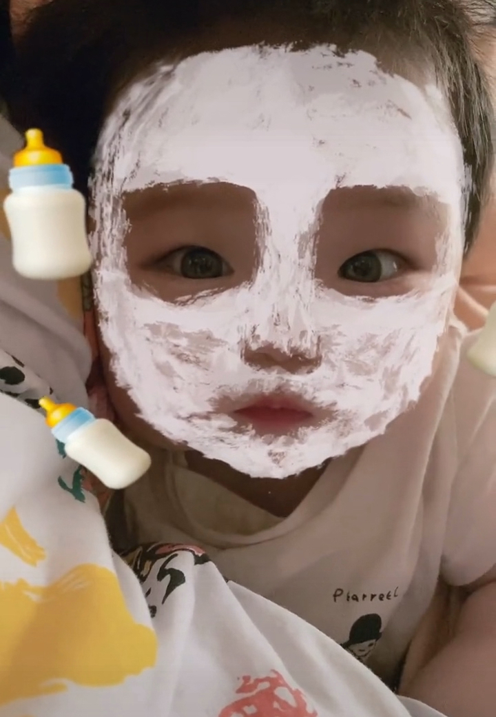 小可爱贴上面膜一点都不像五个月的宝宝