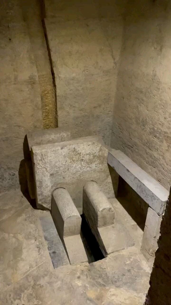 两千年前的厕所,这个厕所发现于梁孝王墓中,设计感十足,还可以坐