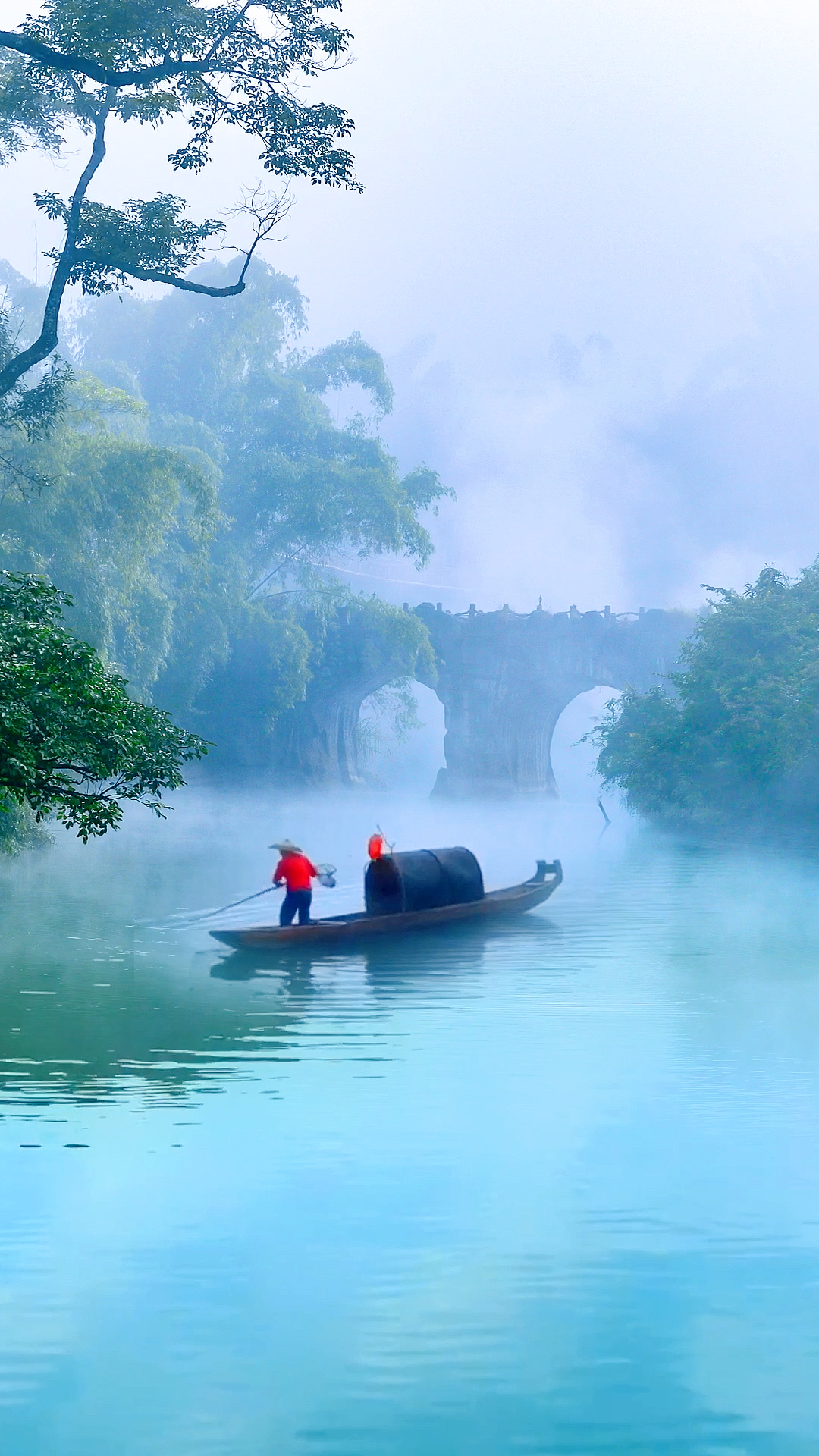烟雨行舟绿水前,薄雾轻纱绕山间.水墨飘洒凡尘醉,只此浮生梦长眠.