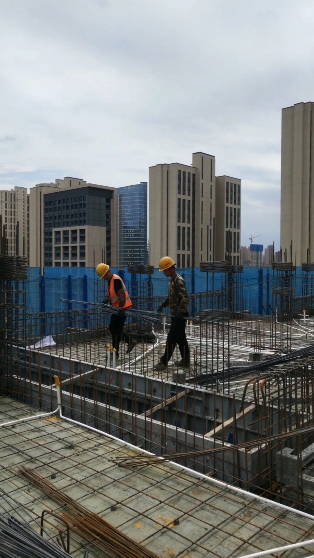 记录工地真实生活#看这兄弟俩配合的多默契!