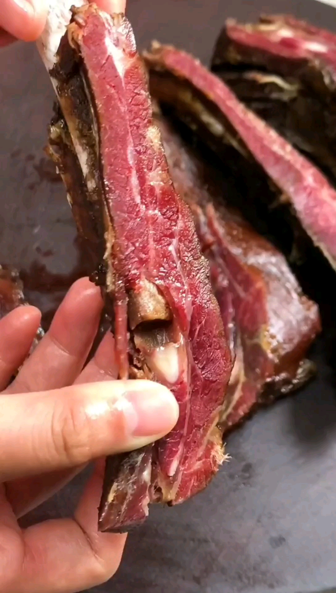 美食#手撕腊排骨,既解压又解饿,可以试试哦!
