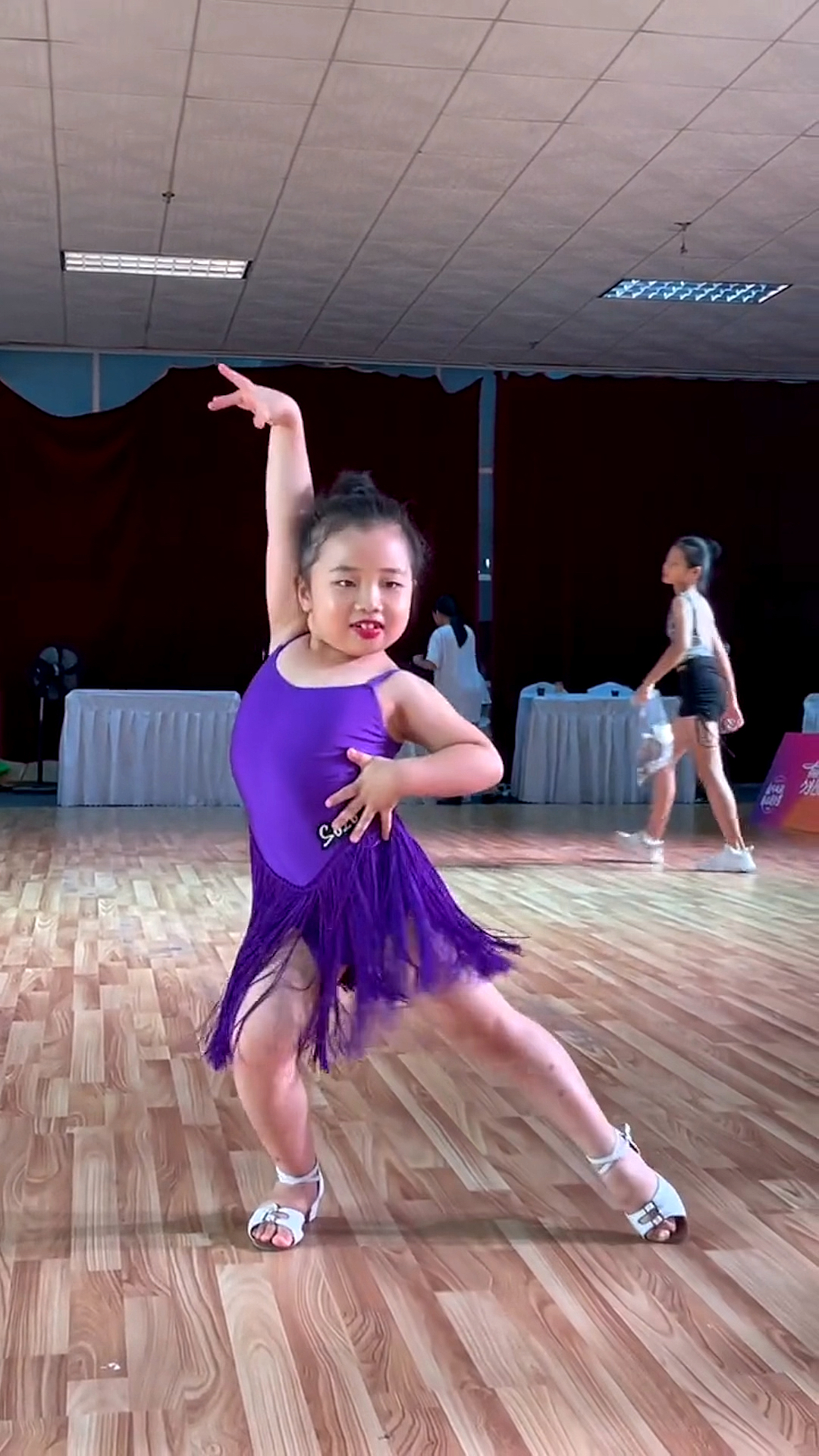 拉丁舞#跳拉丁舞的迷你辣目洋子,人见人爱,花见