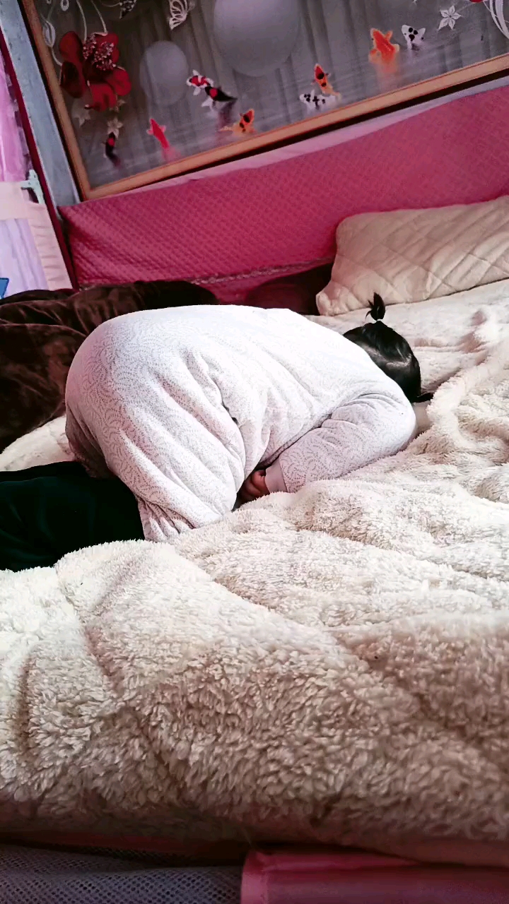 每次让她睡觉吧,不管当时在干什么,都立刻趴着几秒装睡这么可爱都不想